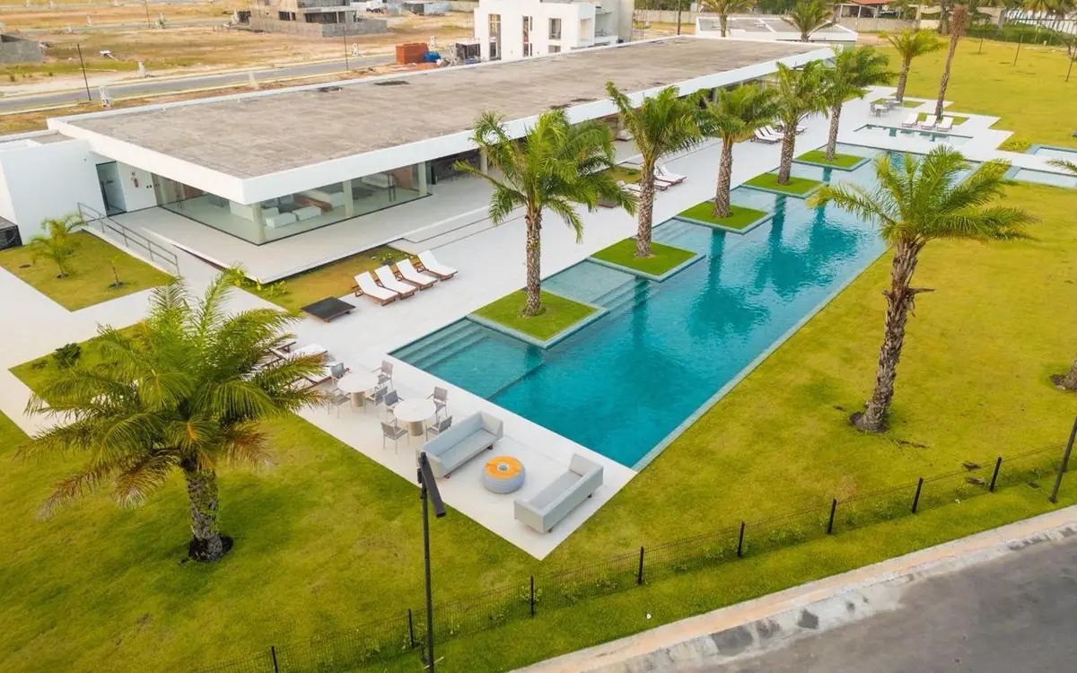 Clube e piscina em vista aérea