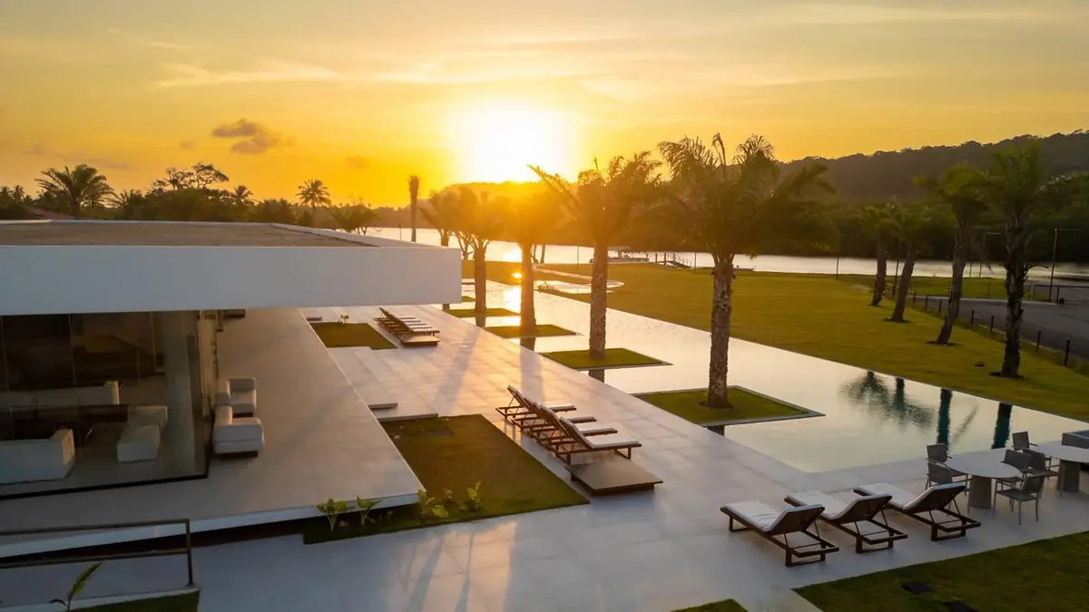 Piscina do clube ao entardecer