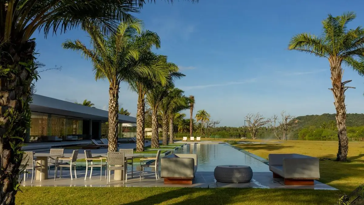 Deck e piscina com o verde ao redor