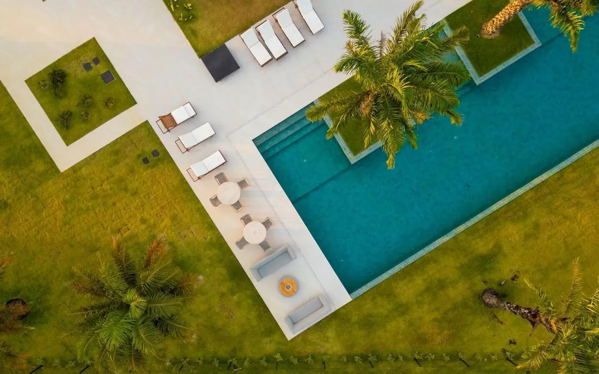 Piscina com solários e paisagismo
