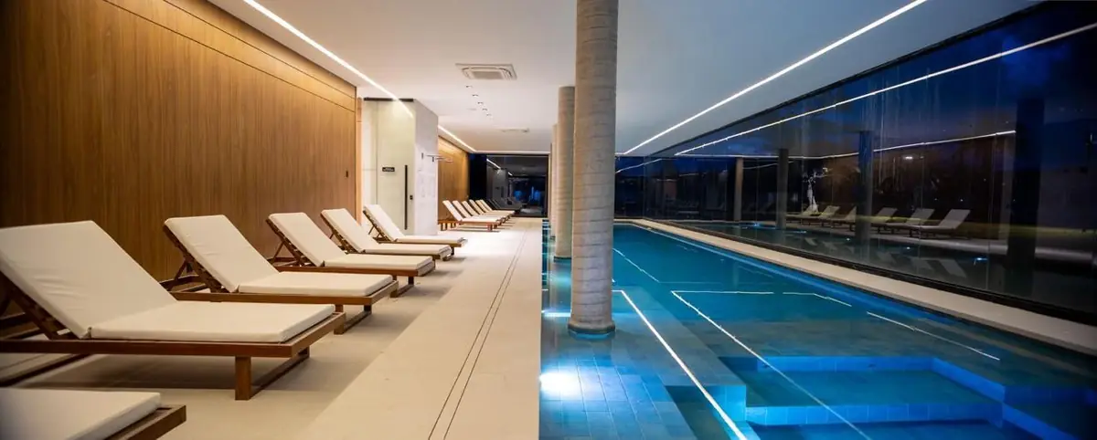 Piscina climatizada coberta