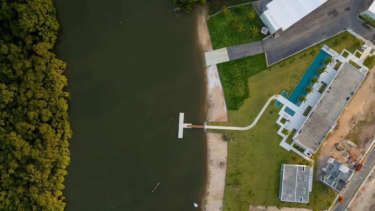 Marina e píer na lagoa
